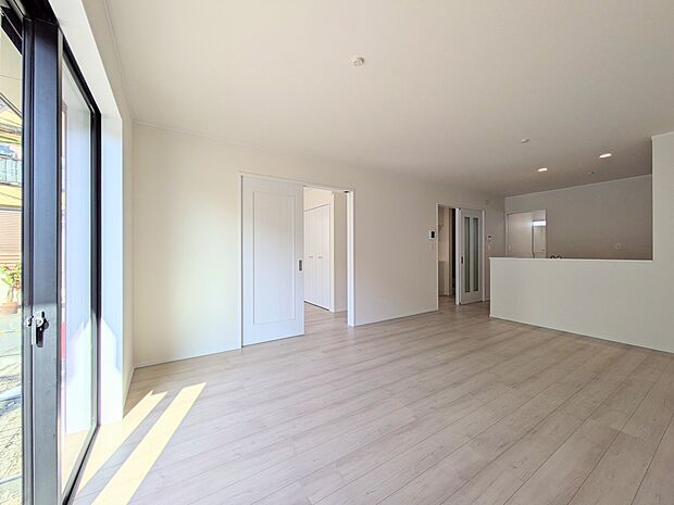 【ダイニングキッチン】料理をしながら、後片付けをしながら二人で会話を楽しみたい空間。