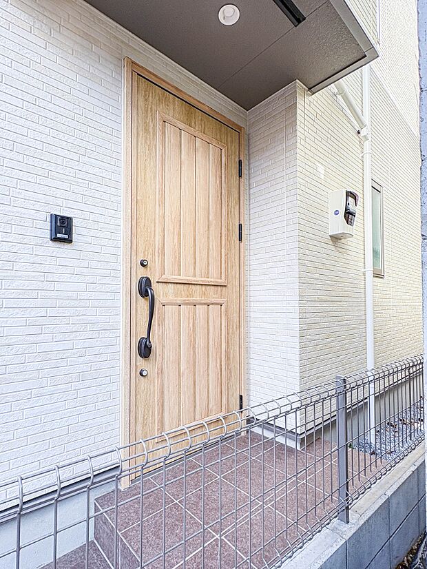 【玄関】玄関へ向かうまでのアプローチに漂う上質が期待感をもたせます。玄関は建物の顔。落着きを醸し出した自己主張が心に訴えてきます。