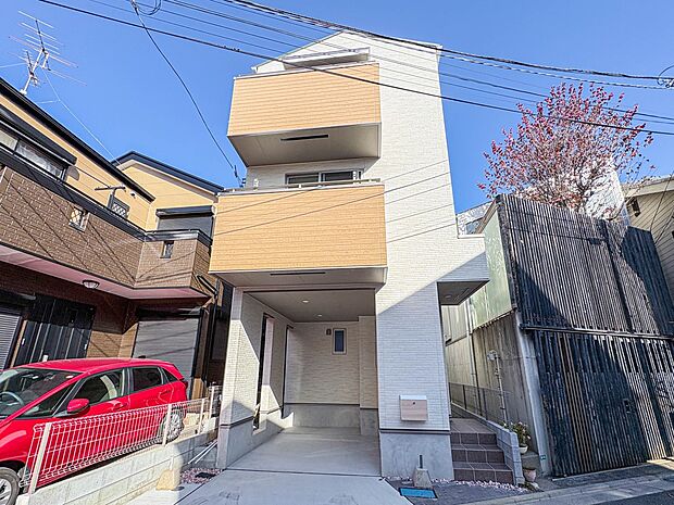 【現地外観】家族の温かさと陽光の暖かさ、楽しい毎日と明るい未来を予感させる「空間が織り成すひとつ先の住み心地」を演出します。