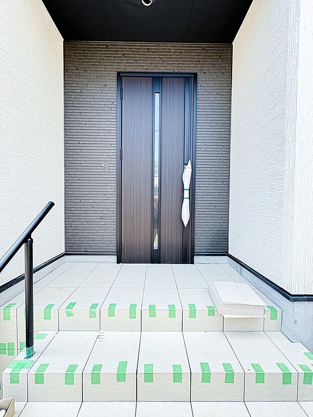 【玄関】玄関はおうちの顔と言われます。玄関アプローチは、外観デザインの印象を左右します。