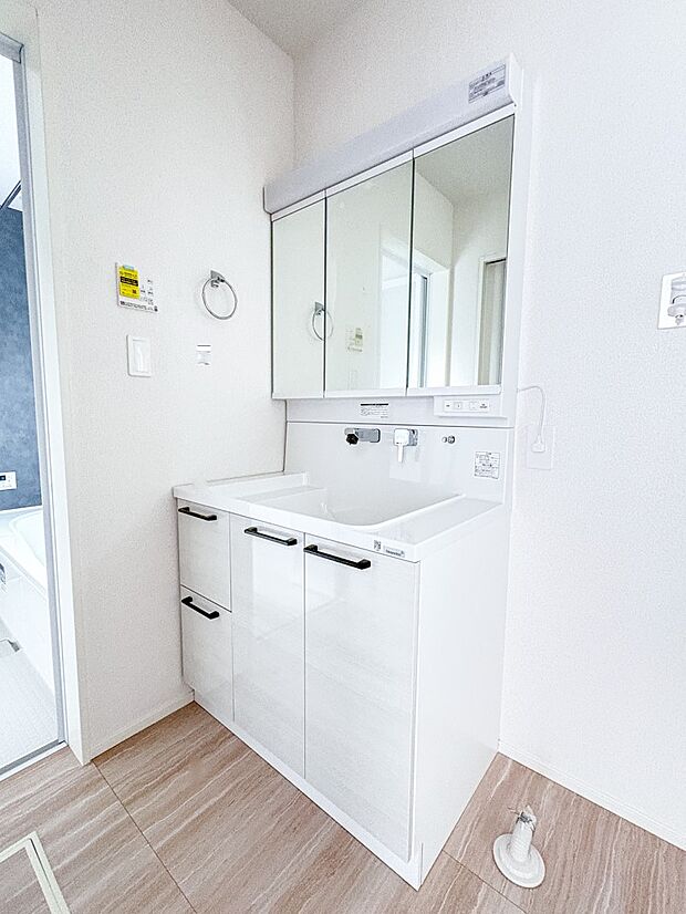 【洗面台】大きく見やすい三面鏡で清潔感ある洗面台は、身だしなみチェックや肌のお手入れに最適です。