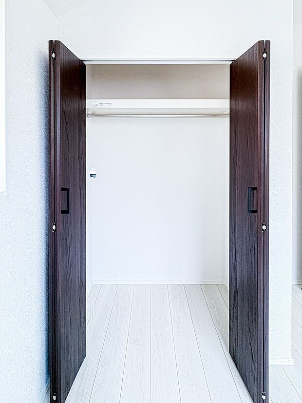 【WIC（ウォークインクローゼット）】何より、中に入れば全ての服が見てわかるので選択しやすいんです。朝の忙しいときなど便利だな〜と思いますよ。一つのスペースで済むって所がいいんですよね。