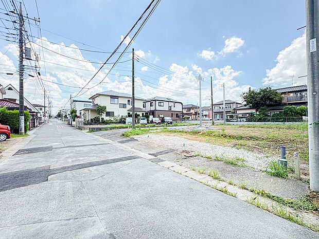 【前面道路】家の前をまっすぐの通りが走っている。クルマは少なく、人々は毎朝、ウォーキング、ジョギング、犬の散歩など、フリーな朝時間を過ごしている。