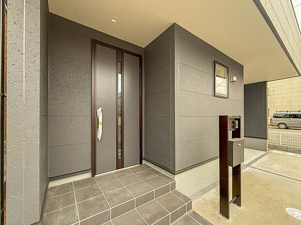 【玄関】家の顔となる玄関は、高いデザイン性が求められます。高級感と断熱性、防犯性に優れた玄関ドアを標準装備。ピッキング対策のセキュリティサムターン等、防犯に考慮しました。