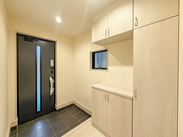 D号棟【玄関】大型のシューズボックスには靴やブーツ、サンダルはもちろん、ハンカチや手袋、バック類などのお出かけ用品、印鑑や朱肉なども収納可能です。