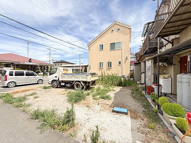 1号棟【前面道路北東側3.66ｍ】家の前をまっすぐの通りが走っている。クルマは少なく、人々は毎朝、ウォーキング、ジョギング、犬の散歩など、フリーな朝時間を過ごしている。