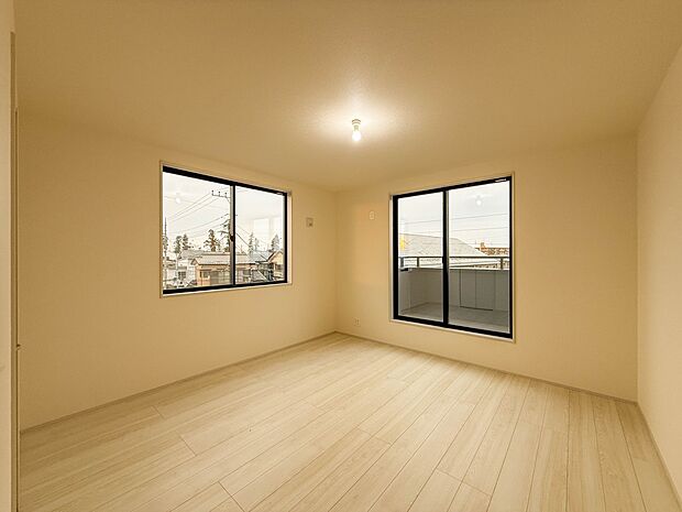 1号棟【8帖　洋室】柔らかな陽光とフローリングの色味が調和した快適な空間。