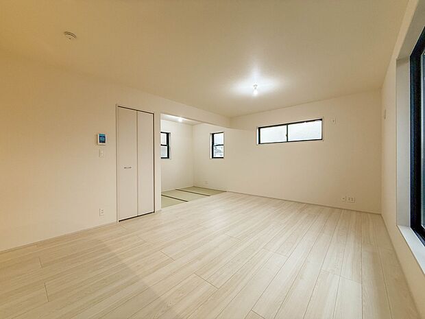 1号棟【LDK15.75帖】室内には豊かな陽光が注ぎ込み、爽やかな住空間を演出。