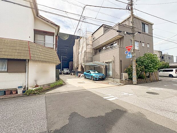 【1号棟 前面道路】こちらの物件に少しでもご興味がありましたら、お気軽にお電話下さい。