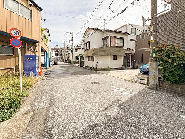 【前面道路】家の前をまっすぐの通りが走っている。クルマは少なく、人々は毎朝、ウォーキング、ジョギング、犬の散歩など、フリーな朝時間を過ごしている。