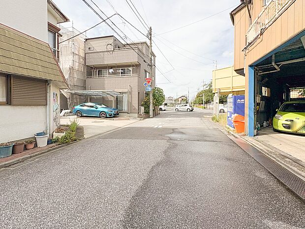 【前面道路-】 静かな通りに面した本物件は、落ち着いて暮らすことができます。 閑静な住宅街で比較的車の通りも少ないのでお子様も安心です。