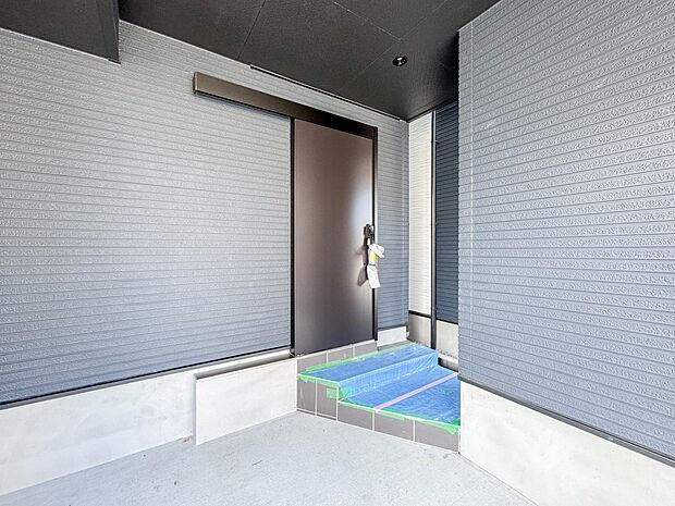 【玄関】家の顔となる玄関は、高いデザイン性が求められます。高級感と断熱性、防犯性に優れた玄関ドアを標準装備。ピッキング対策のセキュリティサムターン等、防犯に考慮しました。