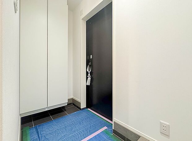 【シューズボックス(下駄箱)】 大型のシューズボックスには靴やブーツ、サンダルはもちろん、ハンカチや手袋、バック類などのお出かけ用品、印鑑や朱肉なども収納可能です。