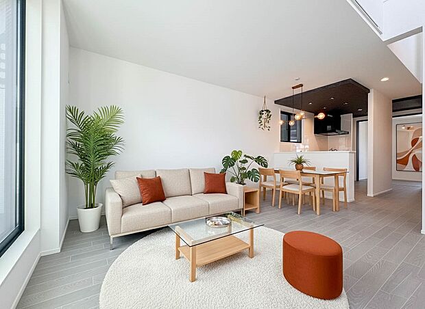 【リビング LDK16.1帖】 整然とした空間演出、快適な理想の暮らしの実現は家のみの拘りではなく、そこで暮らす方々にとって素敵な環境であることも挙げられると思います。四季折々の変化が奏で…