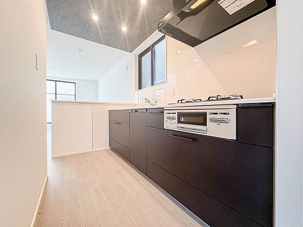 【キッチン LDK16.1帖】ナチュラルな自然光の中での調理。会話が弾む対面型キッチン。お洒落な食器類を余裕で収納できるスペース。動きやすい女性目線のキッチン動線。これからはお料理をつくる時…