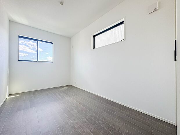 【子供部屋 5.5帖】お子様のお部屋にぴったりなクロークを備えたフローリング仕様の洋室です。