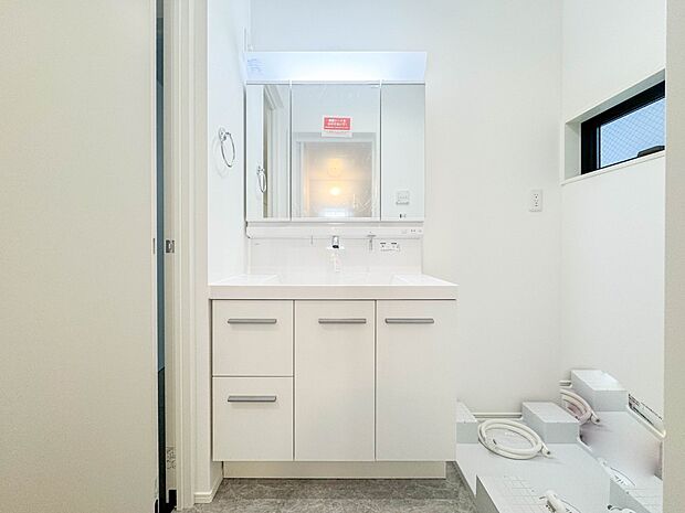 【洗面台】 十分な大きさの洗面台は、身だしなみチェックや歯磨きなど、朝の慌ただしい時間でもホテルライクなスペースで余裕とゆとりを感じて頂けます。