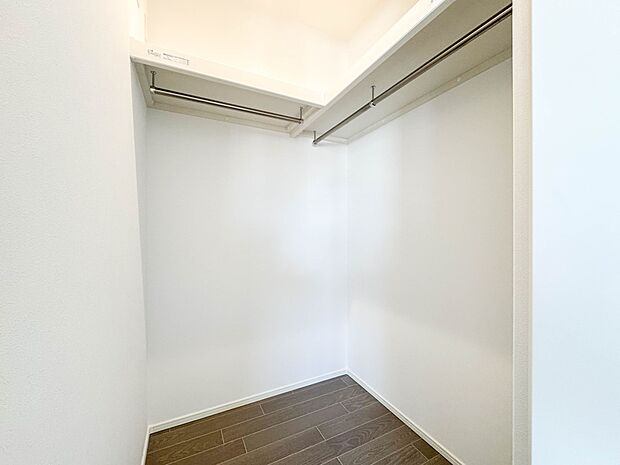 【WIC(ウォークインクローゼット)】 たくさんの洋服をかけてもシワになりにくいウォークインクローゼット。洋服以外にも、普段使わない家電やスーツケース、ストック品など何でも片付く嬉しい空間…