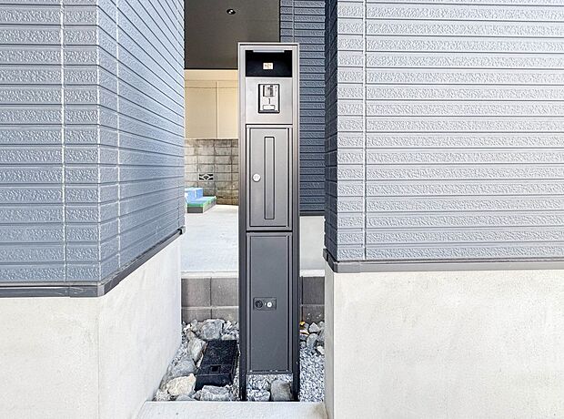 【外観】玄関ポスト、宅配BOXがあります。自転車などを置くスペースもあります。