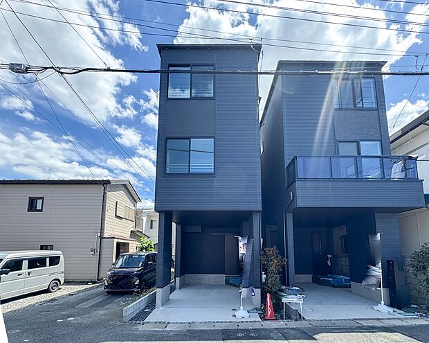 【外観 1号棟】堂々たる趣ながら、主張し過ぎずどこか余裕を感じさせるシャープなフォルムで佇む邸宅は、晴天の空と照らし合わせる事で、本来あるべき完成形の姿を見せてくれます。