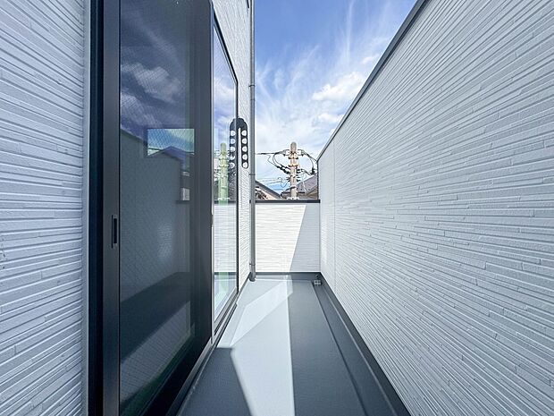 【バルコニー】 バルコニーから差し込む陽光・通風は、住環境・快適性と共に有り続ける貴重な「財産」です。