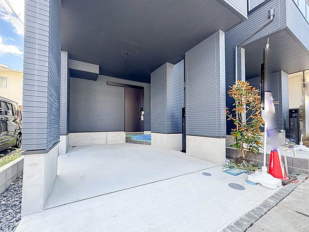 【駐車場】毎日の生活にマイカーが必須という方は、購入を検討する際、駐車場があることは大事な条件です。毎日の通勤や家族の送迎、買い物やお出かけなどクルマのある暮らしを満喫したい方は要チェック。…