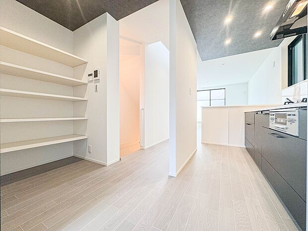 【パントリー(食料庫)】 常温保存できるパン、お米、調味料、缶詰など、日常的に使うものや未開封の食品の収納にぴったり。棚にものを並べて収納すれば、何が足りないのかひと目で確認できます。