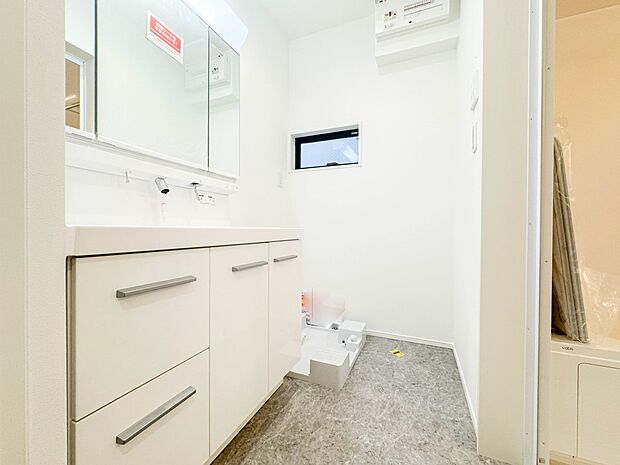 【脱衣所】洗面所は小さなプライベートスペース。歯磨き、洗顔と毎日施す個人空間。