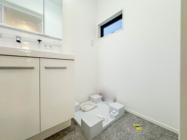 【ランドリースペース】毎日使う洗濯機。しっかりと奥行きのある置き場が確保されています。