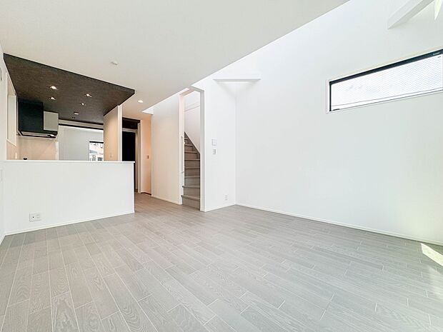 【リビングダイニング LDK16.1帖】シンプルなデザインの家は風情がある。住む人のこだわりを感じる。外観も内装もいたってシンプル。居心地がよく、家事や趣味、子育てなどにも集中できる。家も人…