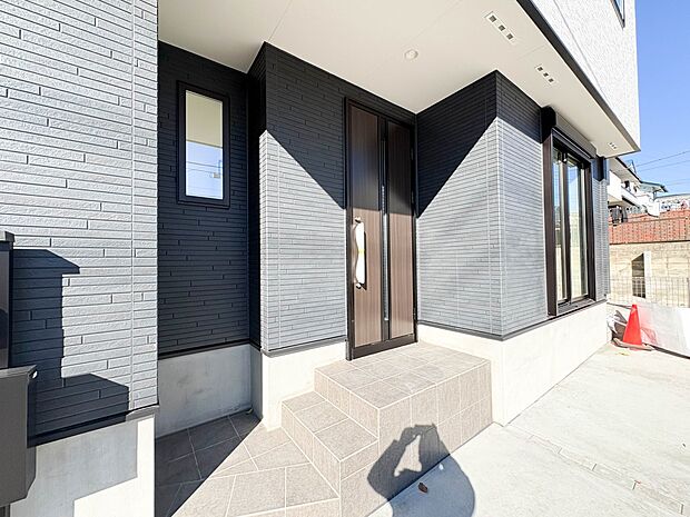 【玄関】家の顔となる玄関は、高いデザイン性が求められます。高級感と断熱性、防犯性に優れた玄関ドアを標準装備。ピッキング対策のセキュリティサムターン等、防犯に考慮しました。