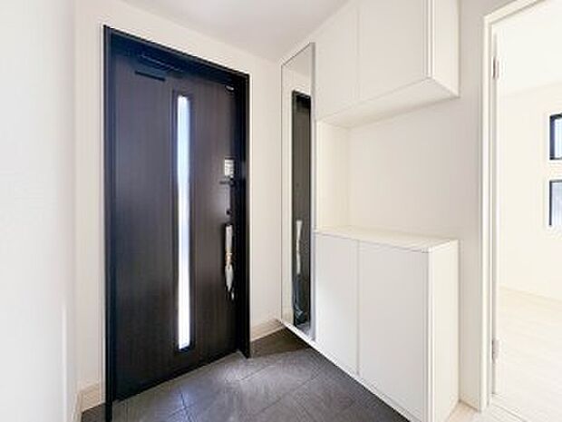 【玄関】玄関はおうちの顔と言われます。玄関アプローチは、外観デザインの印象を左右します。ご家族の個性を出しながら、素敵な玄関でお客様をお迎えしてください。