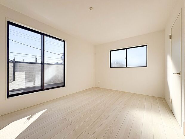 【リビング】 整然とした空間演出、快適な理想の暮らしの実現は家のみの拘りではなく、そこで暮らす方々にとって素敵な環境であることも挙げられると思います。四季折々の変化が奏でる鼓動を楽しんで下…