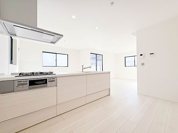 【カウンターキッチン】リビングにいるお子様と会話をしながら家事ができるカウンターキッチン。いま手があいているか、忙しそうなのか相手の様子を伺いながらコミュニケーションをとる訓練にもなります。…