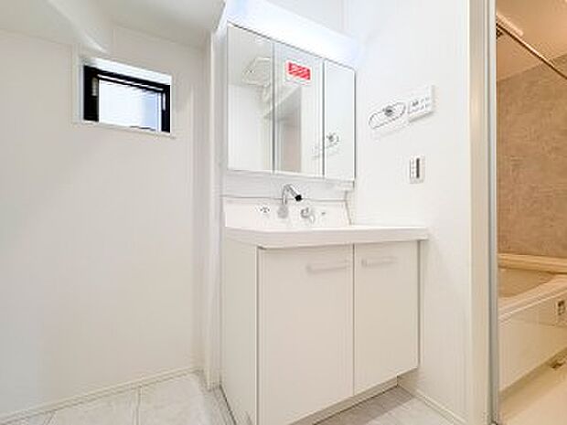 【洗面台】 十分な大きさの洗面台は、身だしなみチェックや歯磨きなど、朝の慌ただしい時間でもホテルライクなスペースで余裕とゆとりを感じて頂けます。