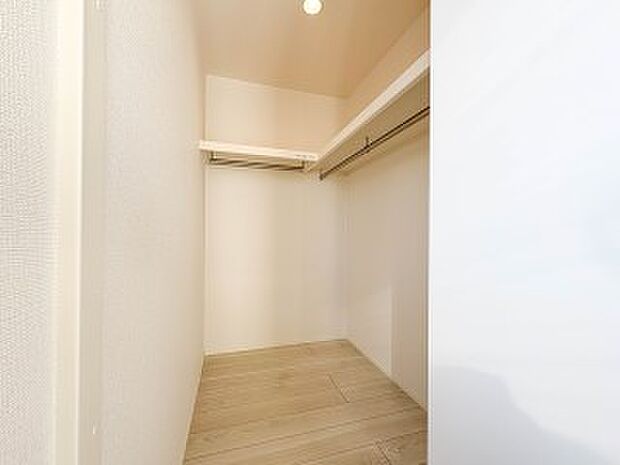 【WIC(ウォークインクローゼット)】 たくさんの洋服をかけてもシワになりにくいウォークインクローゼット。洋服以外にも、普段使わない家電やスーツケース、ストック品など何でも片付く嬉しい空間…