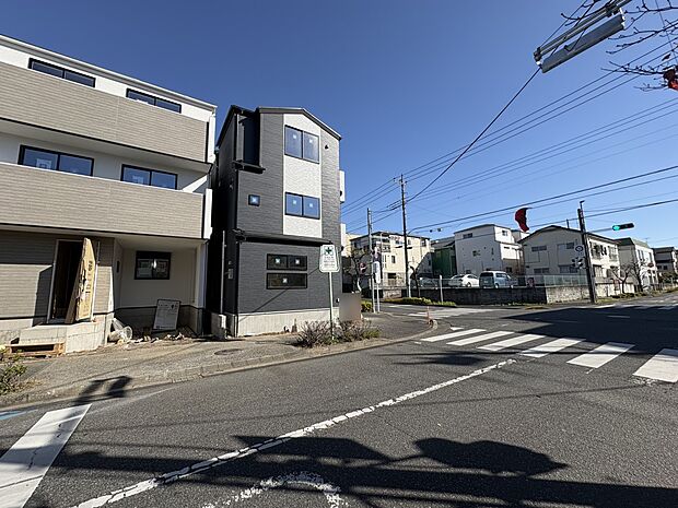 【前面道路含む現地写真　南東側13ｍ公道】日当たりの良さはお住まい探しの重要箇所ですね