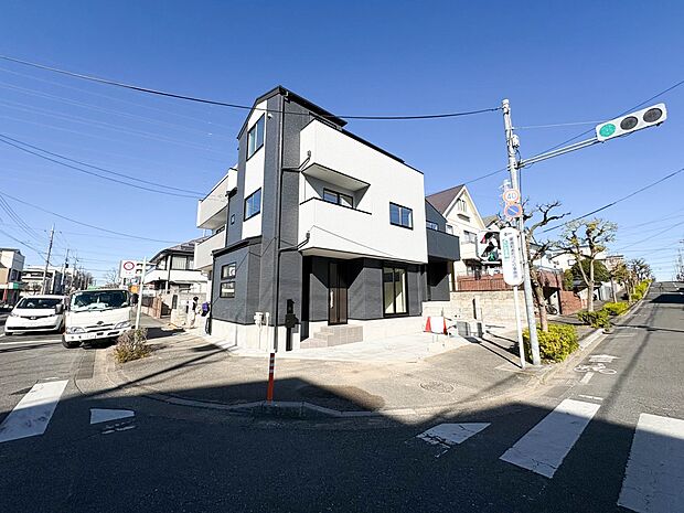 【前面道路】前面道路広々。駐車の苦手な方も楽々お停めいただけます