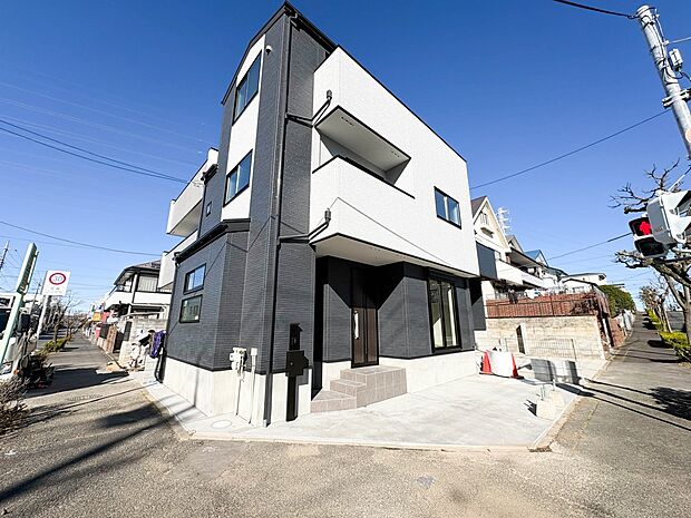 【現地外観】堂々たる趣ながら、主張し過ぎずどこか余裕を感じさせるシャープなフォルムで佇む邸宅は、晴天の空と照らし合わせる事で、本来あるべき完成形の姿を見せてくれます。