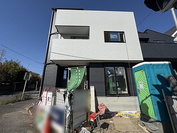 【現地外観写真】家族の温かさと陽光の暖かさ、楽しい毎日と明るい未来を予感させる「空間が織り成すひとつ先の住み心地」を演出します。