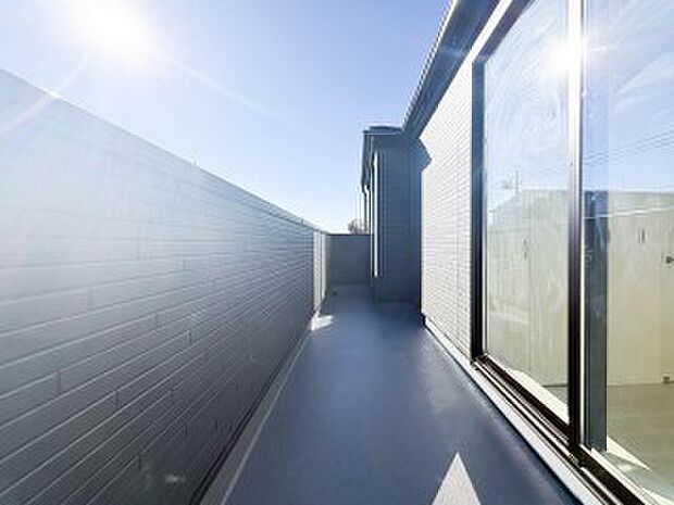 【バルコニー】バルコニーから差し込む陽光・通風は、住環境・快適性と共に有り続ける貴重な「財産」です。