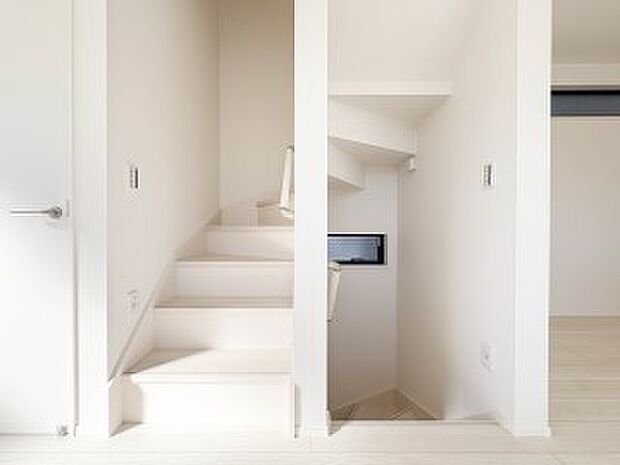 【手すり付階段】手すりがないと階段の昇り降りで危険なことはもちろん、壁に手をつきながら歩くことで壁紙が汚れやすくなります。すべての方に快適に昇り降りしていただくため、手すりを設置しました。