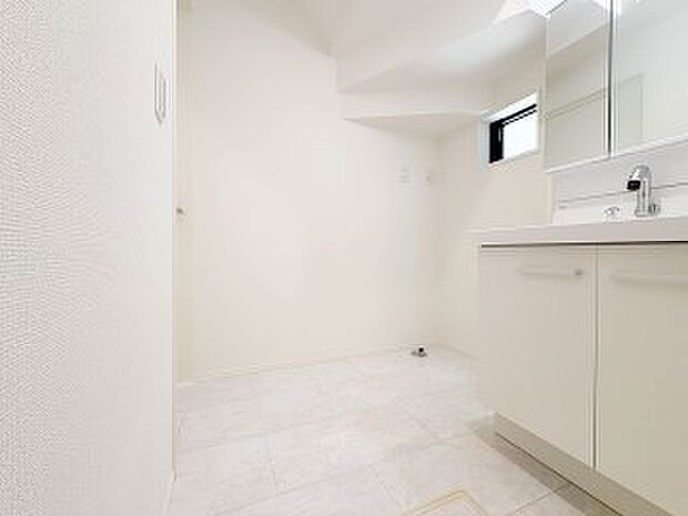 【ランドリースペース】毎日使う洗濯機。しっかりと奥行きのある置き場が確保されています。