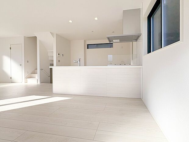 【ダイニング】忙しい朝でも家族揃って食事をしたいゆとりあるダイニングスペース。