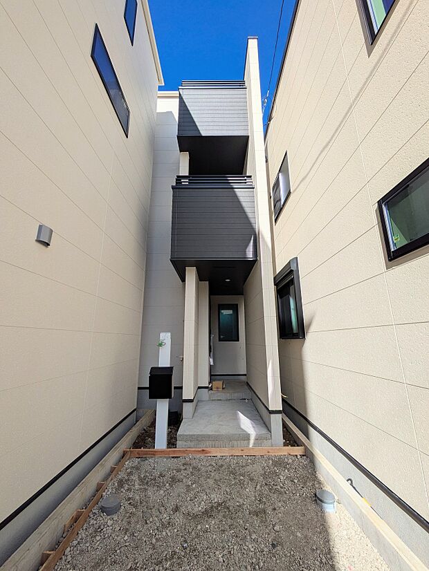 玄関へのアプローチ。居住者の帰り、訪れる方を優しく迎える・安らぎに満ちた生活空間を予感させる。健やかな暮らしを楽しめそう。