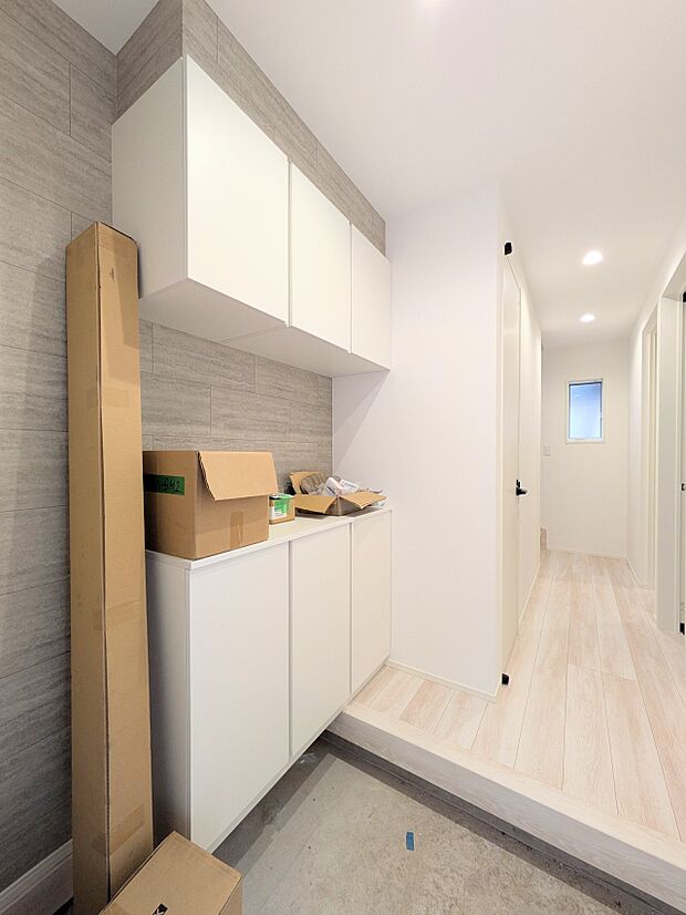 上質感漂うアプローチ。居住者の帰り、訪れる方を優しく迎える。