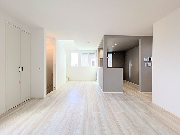 「リビング」通風・採光に優れ、心地よい光と風が溢れています。贅沢で豊かな居住性とプライドを満たすクオリティが見事に調和した住空間。新築ならではの快適なひとときをご体感頂ける筈です。