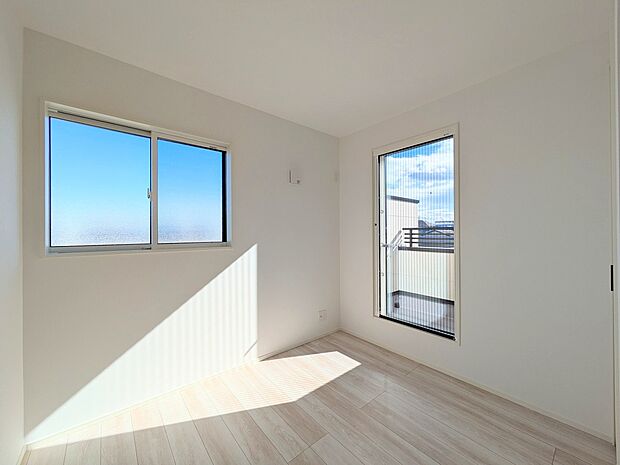 独立性を高めたお部屋。たっぷりの収納も配備しており、片付いた空間を実現出来そう。陽光も降り注ぐ明るく開放的な空間が魅力的。