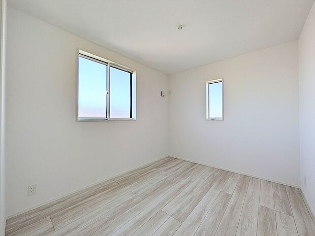 シンプルにデザインされた室内。家具やレイアウトでお好みの空間に。