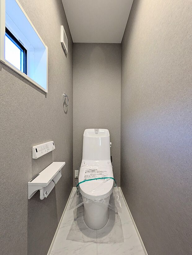 【トイレ】トイレはほどよい空間。居心地のよいスペースといえます。落ち着き、ホッとでき、我にかえる場所。トイレは自分をみつめる場所でもあるのです。